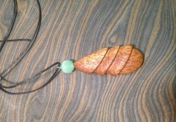 кулон из красного дерева с нефритовым камнем