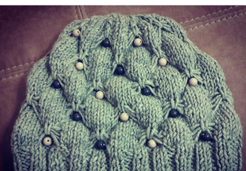 Шапка серая с бусинами