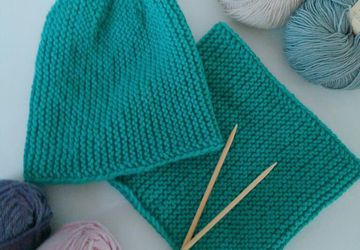 Теплые и нежные шапки ручной работы из полушерстяной пряжи