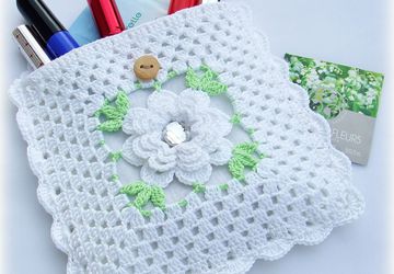 Вязаная косметичка "Белая роза"