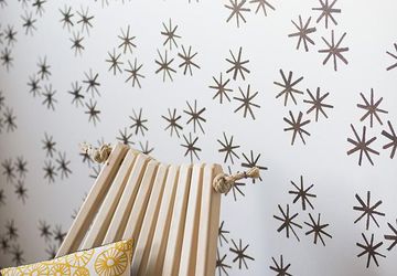 Как расписать стены с помощью трафарета