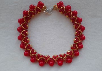 Колье из бисера и бусин