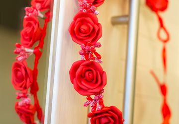 Венок с красными розами