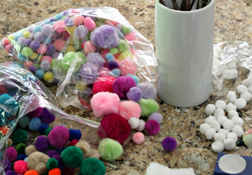 Декор для дома из помпонов.