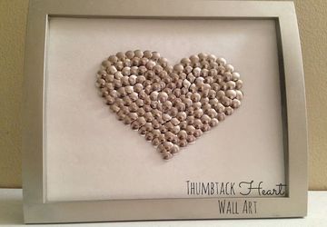 Картина из канцелярских кнопок ко Дню святого Валентина.