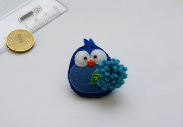 Брошь "Птенчик с букетом"