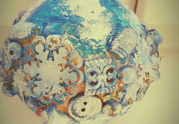 брался обычный елочный шарик ажур и все что в доме не нужно пуговицы макароны разбитый шарик елочный