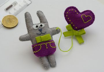 Брошь "Зайка с шариком"