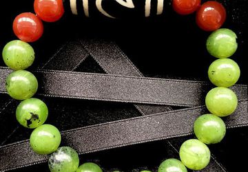 Нефритовый браслет с сердоликом и бусиной Дзи Лотос