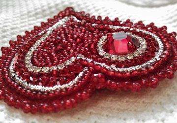 Брошь из бисера "Сердце"