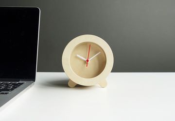 Настольные часы ребром