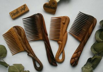 Расческа деревянная резная с ручкой