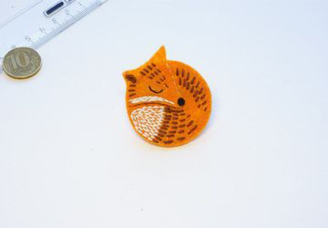 Брошь "Спящая лисичка"