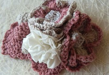 вязанная брошь