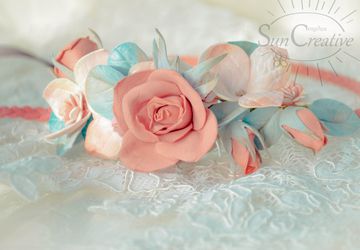 Греческая повязка с цветочным мотивом.