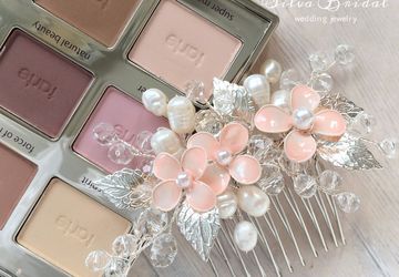 Гребень с цветами пудрового цвета