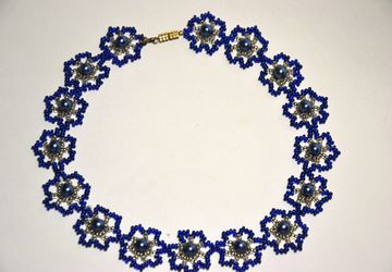 Цветочное колье из бисера