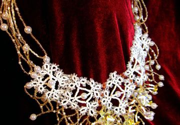 Ожерелье ручной работы из бисера и кристаллов Сваровски "Снежинка"