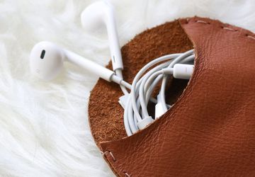 Простой и стильный кожаный футляр для наушников своими руками.