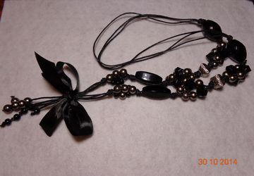украшение из бусин и шнура