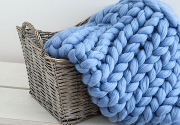 Как связать одеяло из толстой пряжи на руках.