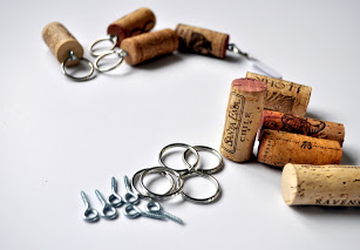 Брелок из винной пробки.