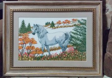 Картина вышитая "Лошадь на поляне"