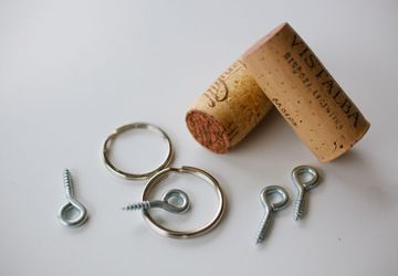 Брелок из винной пробки.