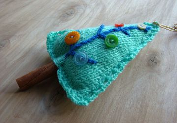 Вязаная елочка с корицей для декора интерьера