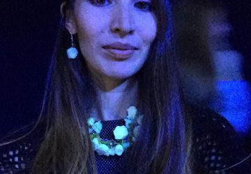 Колье и серьги из белых роз и оно же как украшение ободок на голову. 