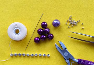 Цветы из бусин, бисера и страз своими руками.