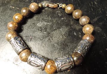 Мужской браслет из бронзита с рунами