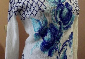 Пуловер с вышивкой "Гжель"