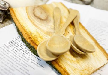 Бить баклуши  - дело непростое. Сказ о деревянных ложках