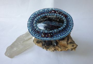 Брошь с кианитом