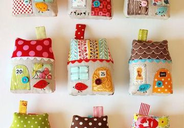 Милые сувениры — домики в технике пэчворк