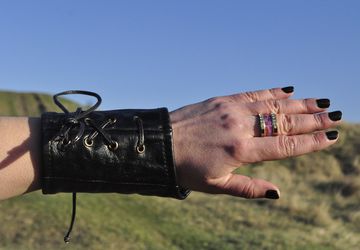 БРАСЛЕТ ИЗ КОЖИ В СТИЛЕ РОК