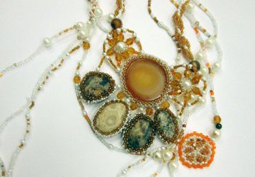 Ожерелье ручной работы "Апельсиновое" из натурального агата и морской гальки