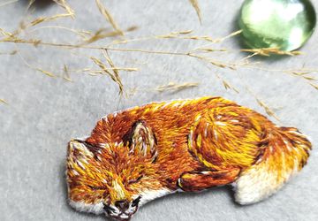 Лиса брошь гладью