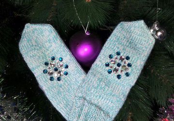 Теплые шерстяные варежки со стразами