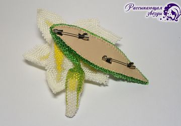 Брошь из бисера Лилия