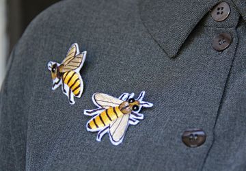 Вышитая брошь / булавки на воротник "Пчёлки"