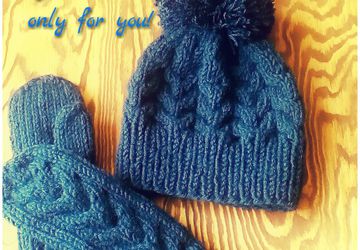 Набор шапка и варежки.