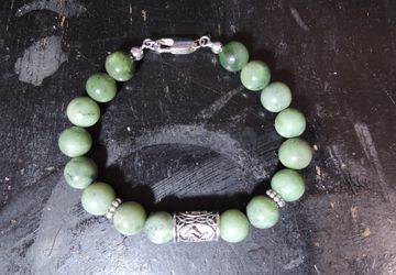 Нефритовый браслет с руной йера