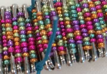 Стильный браслет из бисера и булавок.