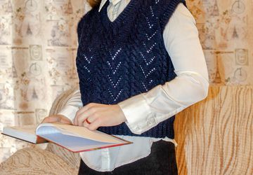 Вязаный синий жилет