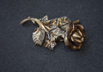 брошь - роза.