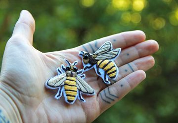 Вышитая брошь / булавки на воротник "Пчёлки"