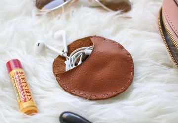 Простой и стильный кожаный футляр для наушников своими руками.