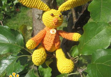 Вязаная зайка в кофточке